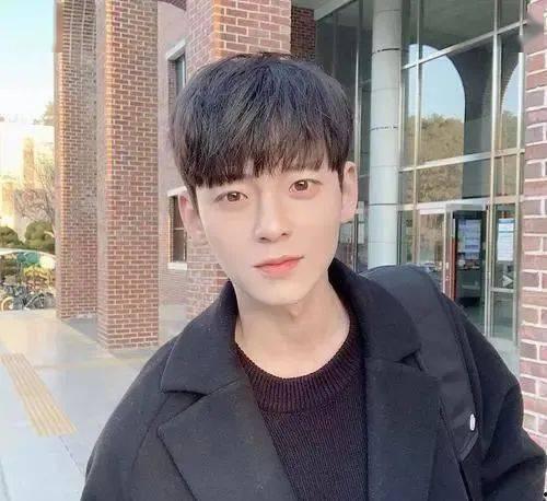 上海圆脸个子矮网红男