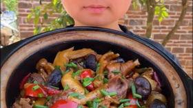 明星做砂锅米线视频,美味与颜值并存！